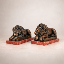 Paire de Lions Couchés en Bronze Patiné sur Marbre Rouge | Sculpture Classique