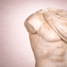 Torse Romain en Marbre Blanc sur Socle Noir | Sculpture Antique Classique