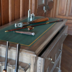 Îlot d’armurier en chêne massif – meuble gun room haut de gamme