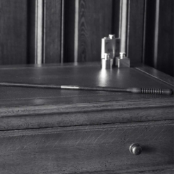 Îlot d’armurier en chêne massif – meuble gun room haut de gamme