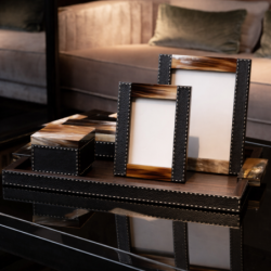 Cadre photo Dorotea en ébène, corne et cuir – Cadre luxe artisanal
